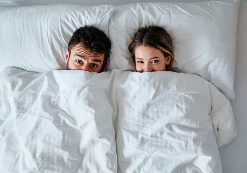 Portrait d'un jeune couple partageant un moment intime au lit